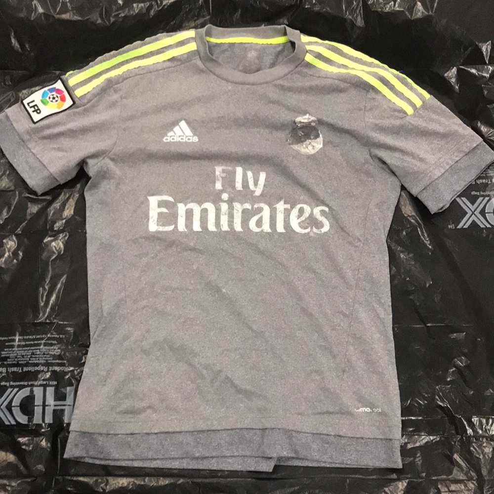 Adidas' Grey Fly Emirates Short-Sleeve Soccer Jersey Sz. M